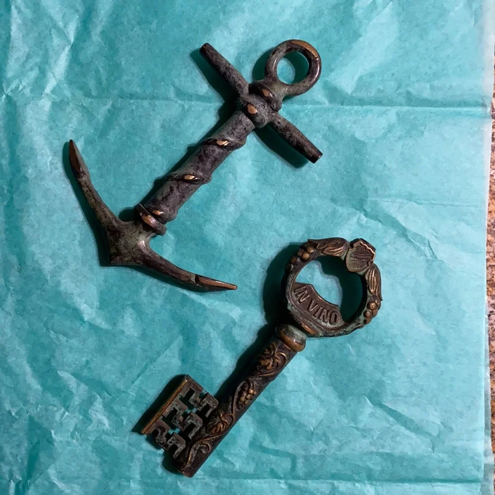 Cool wine cork opener, heavy metal pieces (2)